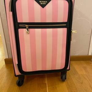 säljer en super fin resväska från victorias secret super fint skick 