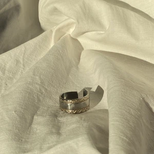 Ring - Ännu en liknande ring med omkrets 6,5 cm! Alla pengar går till WWF! Köparen står för frakt! Har smårepor 