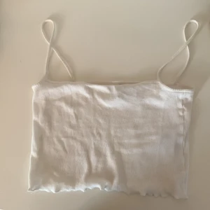 Vitt linne  - Vanligt vitt gulligt croppat linne från hm💖