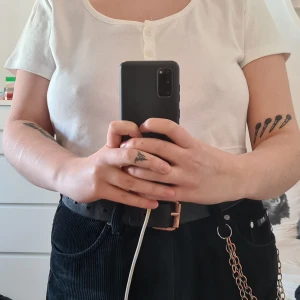 Vit magtröja från H&M - Oanvänd (förutom för bilden), original pris 150kr, säljer för 100kr. Kan postas och mötas upp i närheten av Sundsvall! 