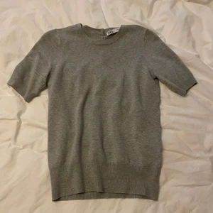 Stickad t-shirt - Intressekoll på min finstickade t-shirt från Zara som inte längre säljs på hemsidan. Skriv vid intresse, säljer endast vid bra bud!🤍