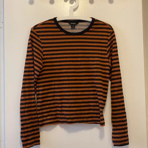 Randig tröja - En randig tröja från monki. Använd fåtal gånger då det inte riktigt är min stil! Passar till det mesta!