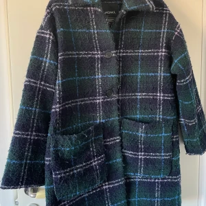 Randig kappa  - Min ursöta randiga kappa från Monki köpt på plick! Den är i perfekt skick, haft på mig några gånger i slutet av hösten och mot vintern, så den passar perfekt för båda väder! Står Xs men jag själv bär S och den passar perfekt. Som 1.60 kom den till lite över knäskålen, fråga gärna om ytterligare bilder 💙 (den är i mörkblå inte svart, syns tydligare på andra bilder)