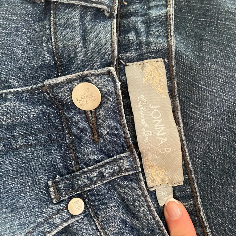 Lowwaist vintage jeans i tunnare material, märket är Jonna B och storleken 36💕frakt tilkommer. Jeans & Byxor.