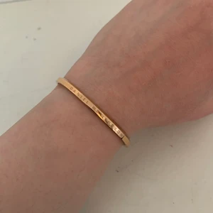 DANIEL WELLINGTON ARMBAND - säljer mitt fina armband från Daniel Wellington, knappt använt tyvärr ❤️ köpt för 500kr, så buda på! kan mötas upp i Uppsala och Stockholm, annars står köparen för frakten (bör ligga på 15kr) 🥰