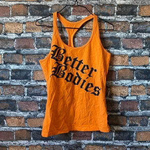 Orange linne med tryck - ”Better Bodies” linne i fint skick. Storlek M. För fler bilder eller mått kontakta mig :)