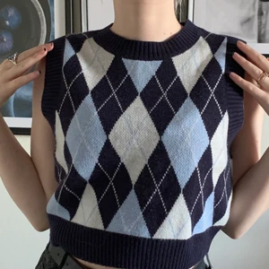 stickad rutig väst - stickad rutig väst från H&M, knappt använd. frakt läggs till💕