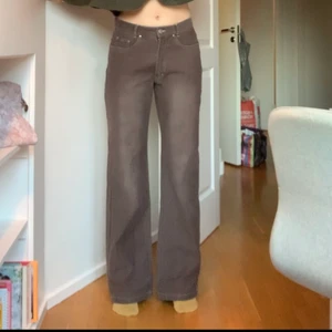 Bruna midwaist straight jeans  - Säljer nu dessa sjukt snygga raka jeans som jag köpt second hand. Riktigt snygga och sitter midwaist på mig. Passar mig som är 168 cm och vanligtvis 34/36 i byxor men storleken är 38 och skulle även passa någon som har 38 tror jag. Innerbenslängd ca 81 cm och midjemått är 76 cm. Frakt tillkommer på 66kr! Om flera är intresserade blir det budgivning!