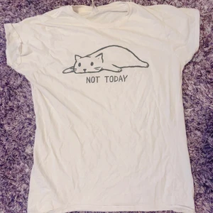 Not today t shirt - Det står XL men skulle beskriva det mer som en M. Samfrakt går bra skriv bara vilka plagg 