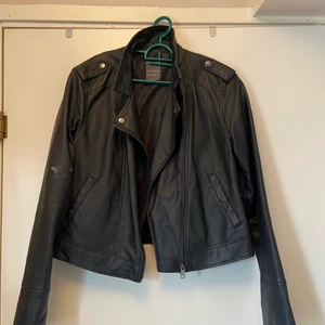 Skinnjacka - Jättefin och skön skinnjacka från primark i Nederländerna. Den sitter jättefint och bekvämt, plus att den är väldigt fin! 