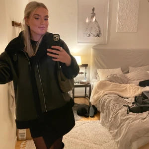 Läderimitations jacka från mq - Säljer denna supersnygga jackan!! Använd ett fåtal gånger, så i bra skick! Säljer pågrund av att jag har mycket jackor och hinner inte använda tillräckligt ofta! Pris kan diskuteras