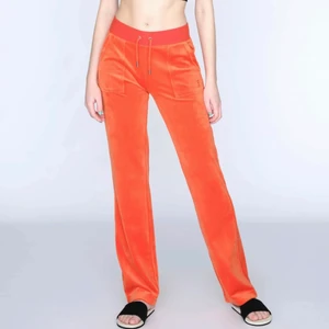 Säljer/ byter orangea juicy byxor - Superfina orangea juicy byxor i färgen orange. Aldrig använda, endast provade och lapp finns kvar. Kan tänka mig att byta mot ett par juicy byxor i storlek S. Kan även tänka mig att sälja till ett bra pris. 