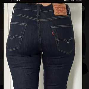 Levis byxor, bra skick - Denna byxa har kommit till användning endast en gång. Storlek w 30 och L 32, men längden har förkortats några centimeter hos en skräddare. Personen i bilden är 165 cm lång och tar vanligtvis s i storlek. 