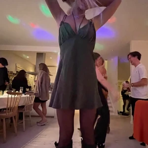 coolaste kläningen - Så cool klänning i från Zara! Aldrig använd med prisetikett kvar🧁 lånad bild i från Sara Svalberg