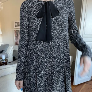 Stjärnklänning - Jättesöt klänning med stjärnor på från zara! Använd 1 gång, köpt för längesedan. 