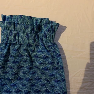 Snäckskals-mönstrade strand/sommarbyxor! - Blåa byxor i tunt tyg med scrunch nere och runt midjan. Köpta i Italien och bara använda ett fåtal gånger då de är lite för små för mig. De är S men skulle snarare säga XS!