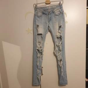 Slitna ljusblåa jeans i storlek M, låg midja och skinny fit. Använda, men i gott skick. 🌼