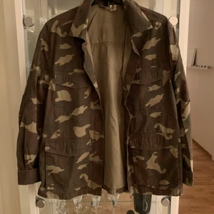 Militärjacka  - Cool militärjacka från H&M. Storlek 34 men skulle säga passar en 36 också. Väldigt bra skick. 