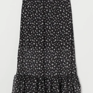 Lång kjol från h&m - Säljer en oanvänd kjol från h&m❤️❤️❤️ jätte fin men kommer tyvärr ej till användning 