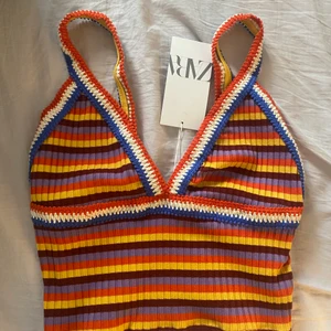 Zara Topp XS - Lägger upp igen då den aldrig blev såld!!                        Jättefin topp från Zara i XS som är helt oanvänd då den aldrig kommit till användning helt enkelt!💕 Funkar även för S & M!