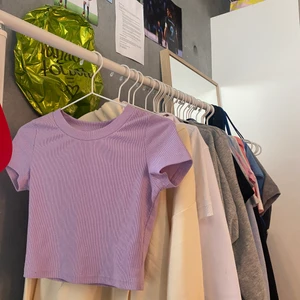 Topp - Lila ribbad topp! Helt oanvänd, enbart testad. 💜