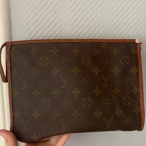 Fin necessär! - Köpt på humana secondhand så kan inte garantera äkthet men den är fin oavsett!