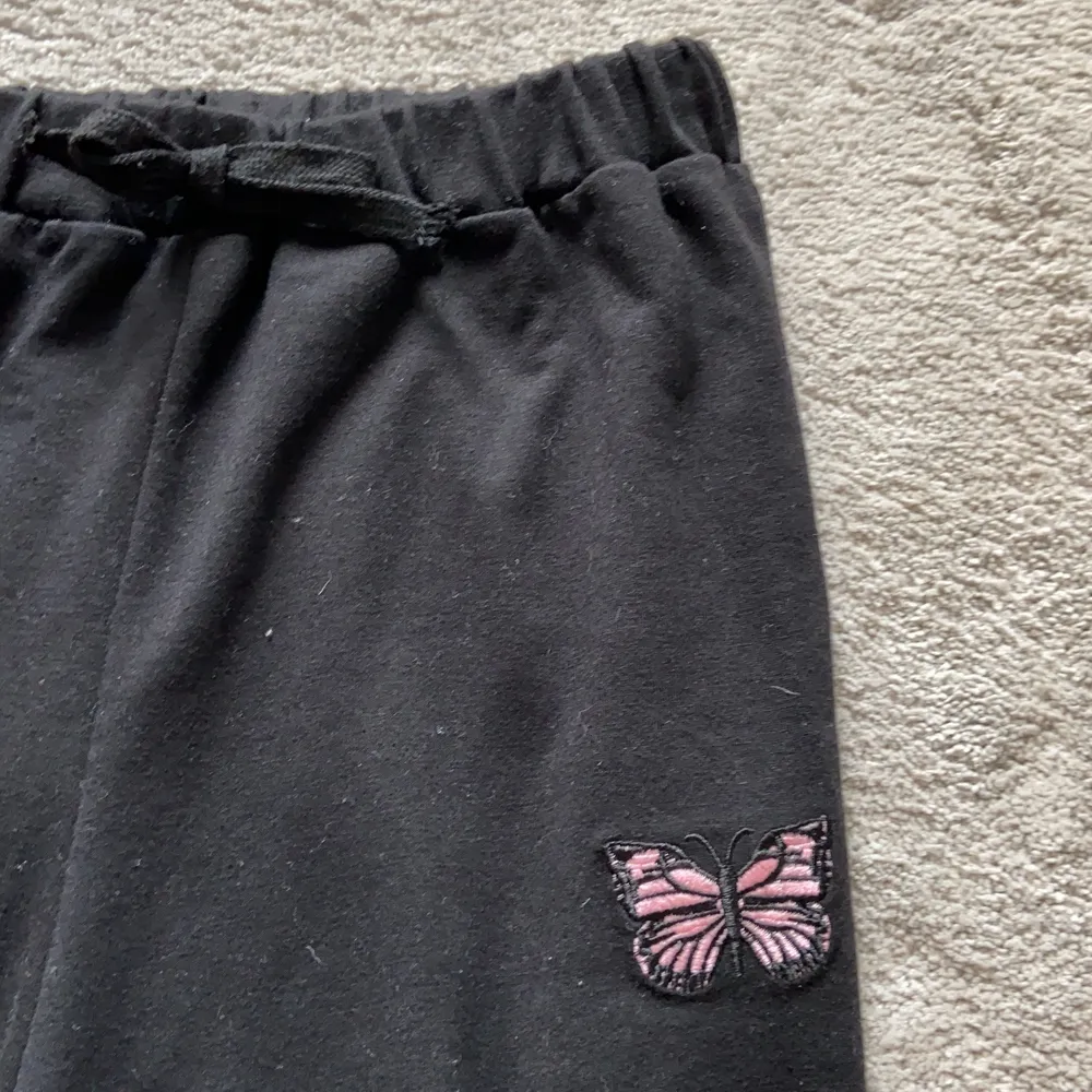 Dessa har jag använt Max 2 gånger, jätte fina vanliga svarta med en lite fjäril på❤️dom är lite längre än vad det står på lappen . Jeans & Byxor.