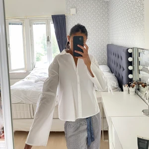 Vit skjorta med vida ärmar  - Aldrig använd - går att knyta i armarna 