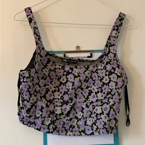 Blommig kort topp - Strl L men sitter mer som en M/lös S.