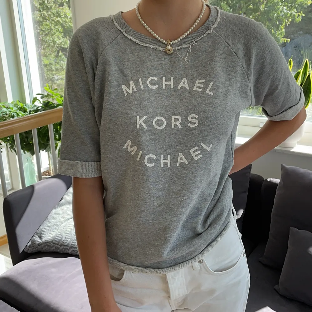 Jättefin tshirt från Michael Kors med upprullade ärmar och coola slitningar 💕 materialet är som en tunnare tröja ⚡️ . T-paidat.