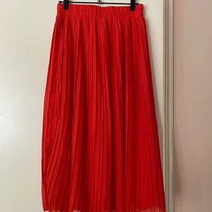 Plisserad kjol  - En plisserad kjol från Monki som tyvärr blivit för liten för mig! Storlek XS. Mycket gott skick, använd ett fåtal gånger. Material: 100% polyester. Kjolen slutar mitt på vaden! Jättefint fall och stretchig midja. Priset är 150 kr. Kan antingen mötas upp i Stockholm eller frakta🌿