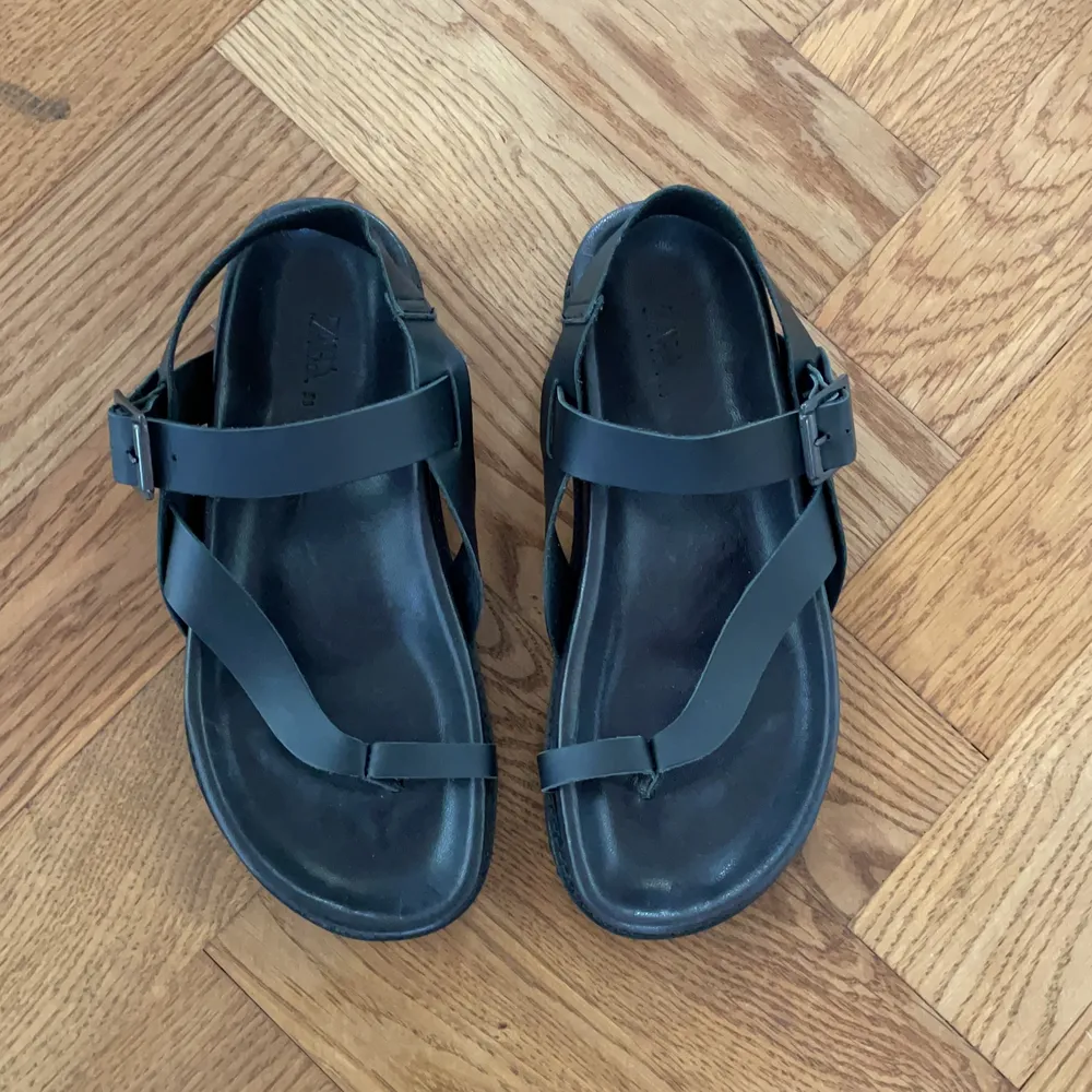 Svarta, snygga sandaler i läder från zara i storlek 36! Aldrig använda då dom är försmå för mig. Helt nya så i väldigt bra skick!!. Skor.