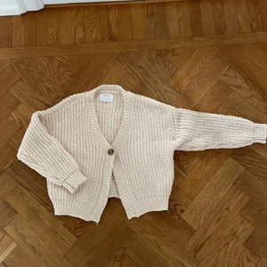 Stickad kofta - Beige stickad kofta från zara i storlek 152. En knapp i mitten. Använd några fåtal gånger så i väldigt fint skick!
