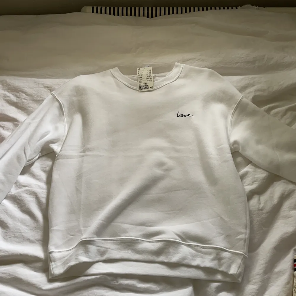 En skön vit tjock tröja från HM, ej använd. Original pris 100 kr. Säljer för 10kr + frakt. . Tröjor & Koftor.