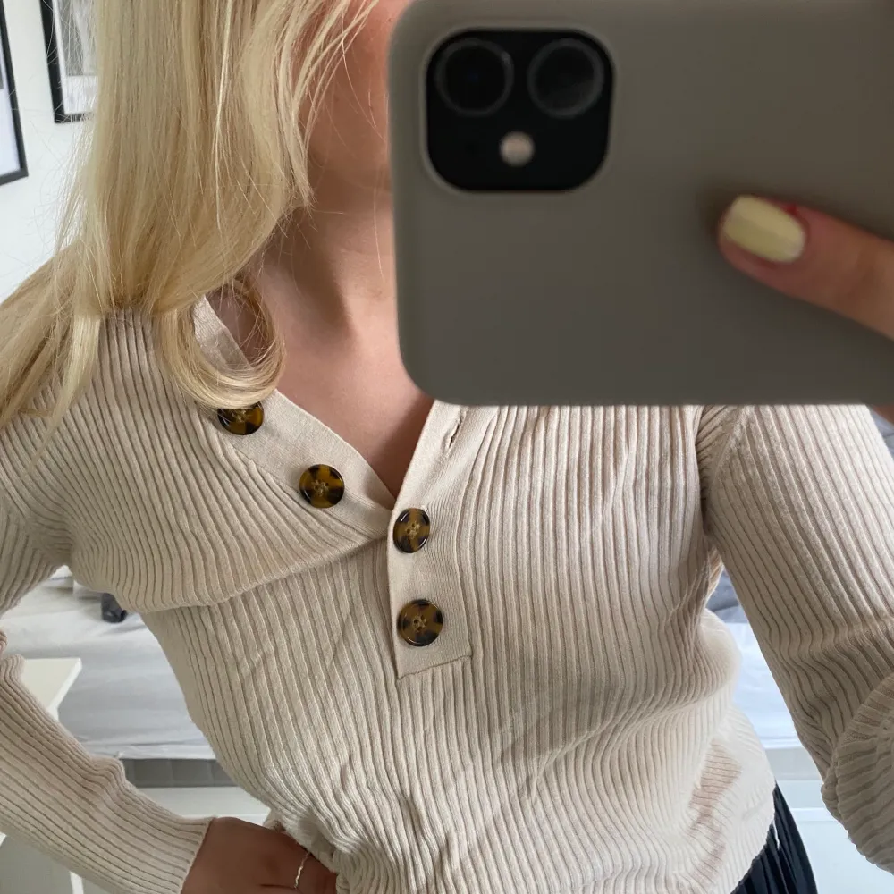 Jättemjuk och snygg beige ribbad tröja med knappar, använd ett fåtal gånger! 🤍🤩. Tröjor & Koftor.