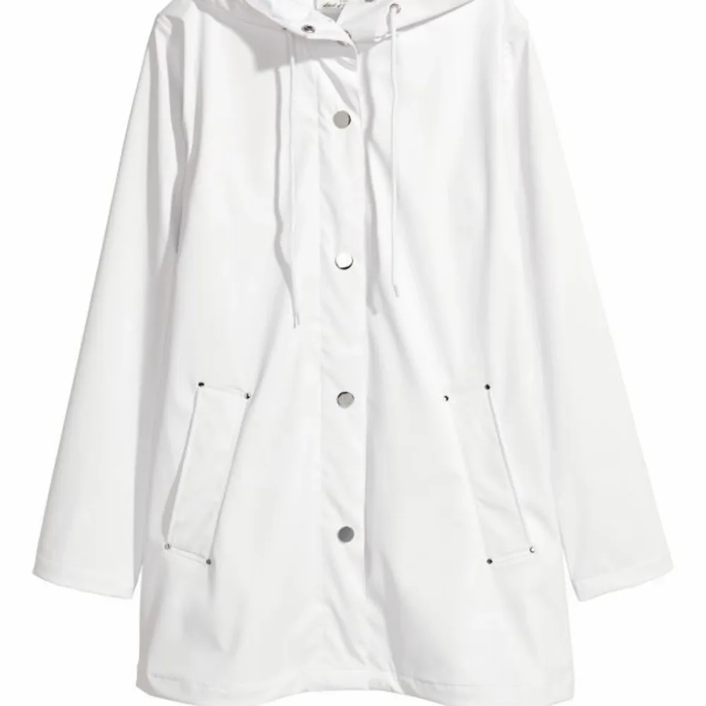 Säljer en vit regnjacka från H&M i strl 36☀️ Har använts, få skavanker och är överlag i ett gott skick!. Jackor.