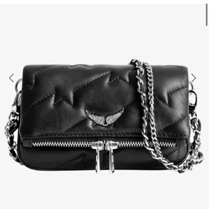 Zadig Väska  - Säljer min lilla Zadig väska som knappt är använd. Den är köpt för 2400kr. Den är lite större än dom minsta men inte så jätte mycket större. Dustbag och allt medföljer, mått = höjd 15 cm,bredd 26 cm, djup 3cm ❤️