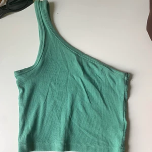 Weekday topp  - Säljer pga inte kommer till användning! De är i en fin grön färg fin till hösten! Använd en gång. Pris kan diskuteras!