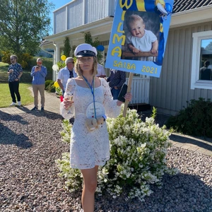 Vit klänning - Säljer min vita studentklänning som endast använts en gång under studenten 🥰 Har du frågor, kontakta mig!! Köparen står för frakt 