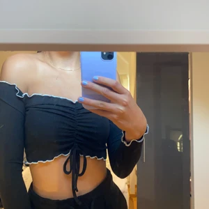 topp från boohoo - Superfin off shoulder topp från boohoo, använd cirka 1 gång så är som ny, säljer pågrund av förliten för mig. Storlek xs och köparen står för frakten.💞