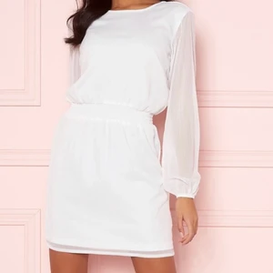 Vit klänning - Vit klänning i chiffon i storlek 34 med rak passform och resår i midjan. Endast använd en gång. Perfekt för student eller skolavslutning! Ursprungspris 499kr.