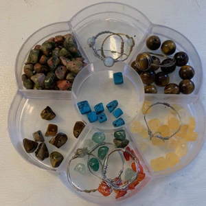 Kristall-ringar - (UPPDATERING) Detta är alla olika kristaller jag har som det går att beställa ringar av: Unakite, Tigeröga(chips eller pärlor), citrin, karneol, grön aventurin, blå-färgad howlit. De går att få i guld- eller silverfärgad ståltråd✨✨✨