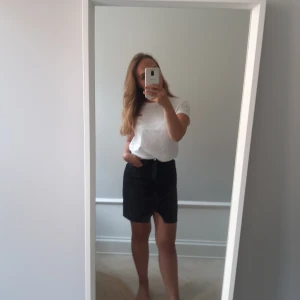 Svart Jeans kjol  - Svart Jeans kjol. Använts bara en gång darför priset. Jag är storlek XS och 160cm 