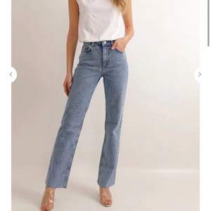 Säljer dessa straight jeans från chiquelle i storlek 36, säljer pga för korta på mig som är 1,67 lång 