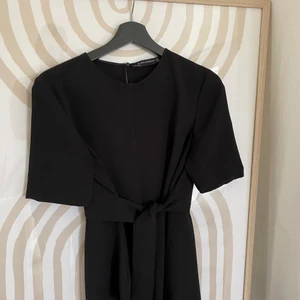 Svart blus ifrån ZARA - Svart blus med knyte i midjan. Använd fåtal gånger! Strl M köparen står för frakt 