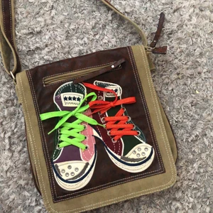 vintage axelväska  - Väskan är i gott skick och har mycket fickor, säljs pga används ej