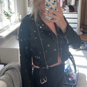 Unik skinnjacka från zara  - Helt slutsåld jacka från zara som är unik 