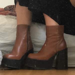 Sjukt coola platå boots i brunt läder. Säljer pga att mina fötter är för breda:(( Skicka om du vill ha fler bilder!<3