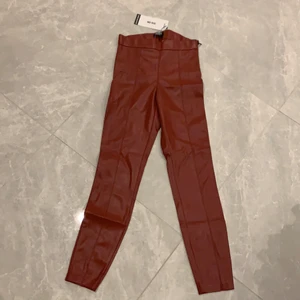 Röda läderbyxor - Oanvända läderbyxor med prislapp på, ordinarie pris: 249 kr