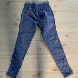 Icaniwill tights - Snygga tights från icaniwill, säljer då jag har för många tights. Storlek L. Dekorativa hål längst med sidorna på benen 